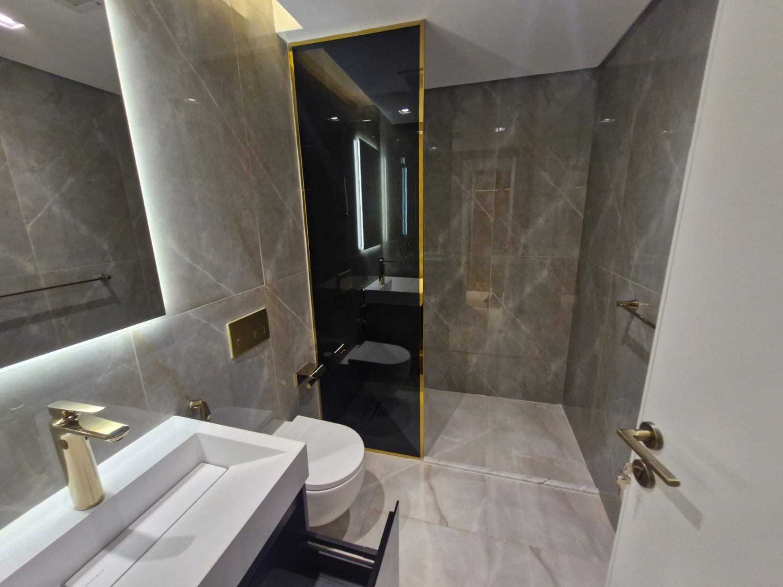 **Modern Luxury Villa for Rent in "Etual Roshan" Project – Signed by Elie Saab** 🏡✨  